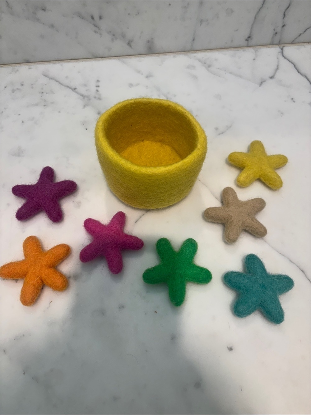 Felt Starfish Sorting Set - Yellow Basket with Multicolor Stars